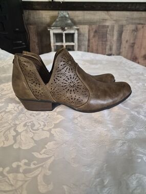 Daisy Fuentes women's ankle booties 8.5 Brown